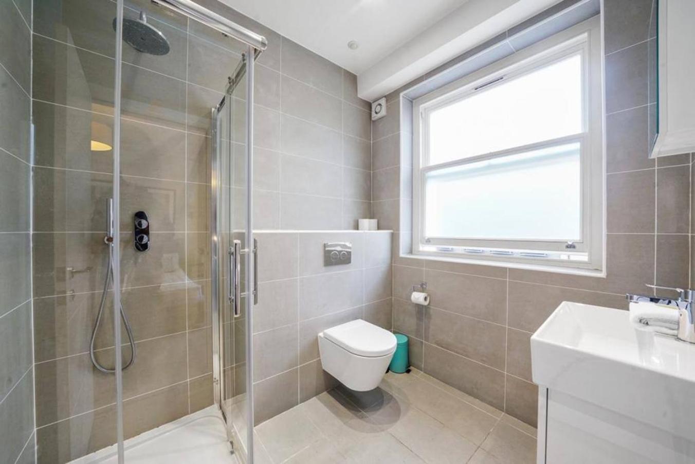 3 Bedroom Duplex Penthouse In Camden *