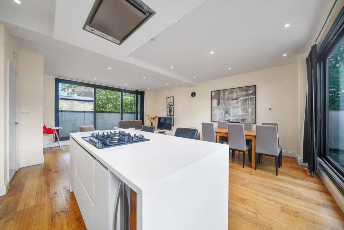 3 Bedroom Duplex Penthouse In Camden Apartment *